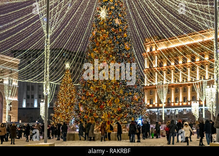 Moscou, Russie - 2 janvier. 2019. Beau Sapin sur la place Loubianka pendant le festival Voyage à Noël Banque D'Images