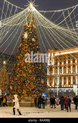 Moscou, Russie - 2 janvier. 2019. Beau Sapin sur la place Loubianka pendant le festival Voyage à Noël Banque D'Images