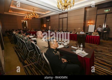 Les participants suivent le chef supérieur médical Symposium à Bangkok, en Thaïlande, au cours de l'exercice Gold Cobra, le 15 février 2017. Gold Cobra, dans son 36e tour, comprend un accent particulier sur l'action civique, humanitaire, médicale et d'engagement communautaire activités menées au cours de l'exercice pour répondre aux besoins et intérêts humanitaires des populations civiles de la région. Banque D'Images