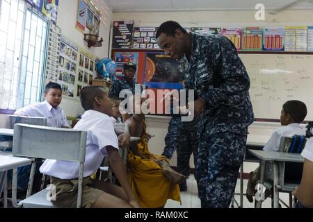 RAYONG, Thaïlande (fév. 14, 2017) La Marine américaine des communications de l'intérieur 1ère classe Électricien Chane Milton parle à un étudiant au cours d'un échange culturel au Wat Samnak Thon Elementary School dans le cadre de l'exercice Gold Cobra 2017. Comme l'an dernier, 2017 Gold Cobra insiste sur la coordination sur l'action civique, tels que l'aide humanitaire et des secours en cas de catastrophe, de chercher à accroître la coopération régionale et la collaboration dans ces domaines essentiels. Banque D'Images