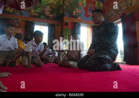 RAYONG, Thaïlande (fév. 14, 2017) La Marine américaine technicien électronique 2e classe Kristopher Coiffure interagit avec les élèves au cours d'un échange culturel au Wat Samnak Thon Elementary School dans le cadre de l'exercice Gold Cobra 2017. Comme l'an dernier, 2017 Gold Cobra insiste sur la coordination sur l'action civique, tels que l'aide humanitaire et des secours en cas de catastrophe, de chercher à accroître la coopération régionale et la collaboration dans ces domaines essentiels. Banque D'Images