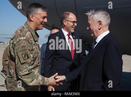 Le lieutenant général de l'ARMÉE AMÉRICAINE Stephen Townsend, gauche, commandant de la Force opérationnelle interarmées, accueille l'Honorable James Mattis, Secrétaire à la défense des États-Unis, au cours de sa première visite en Iraq dans le cadre de l'opération résoudre inhérent à Bagdad, l'Iraq, le 20 février, 2017. L'ampleur et la diversité de partenaires qui appuient la Coalition mondiale unifiée et démontrer la nature de l'effort pour vaincre ISIS en Iraq et en Syrie. Banque D'Images