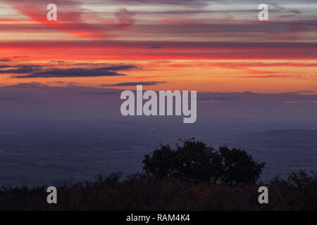 Le crépuscule d'automne ciel au-dessus de la campagne environnante en voyant du haut de la colline Wrekin dans le Shropshire, Angleterre Banque D'Images