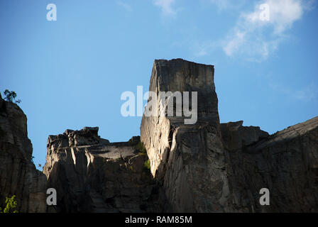 Preikestolen ou Prekestolen. Preikestolen est une falaise qui s'élève à 604 mètres au-dessus du Lysefjorden Banque D'Images