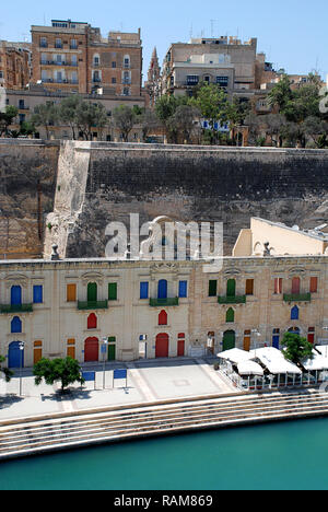 La Valletta Waterfront' (Malte) est une promenade de Floriana, Malte. Les bâtiments étaient à l'origine des magasins et des entrepôts, construit au 18ème siècle Banque D'Images