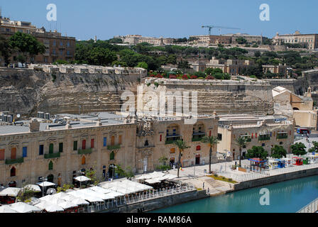 La Valletta Waterfront' (Malte) est une promenade de Floriana, Malte. Les bâtiments étaient à l'origine des magasins et des entrepôts, construit au 18ème siècle Banque D'Images