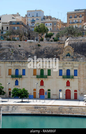 La Valletta Waterfront' (Malte) est une promenade de Floriana, Malte. Les bâtiments étaient à l'origine des magasins et des entrepôts, construit au 18ème siècle Banque D'Images