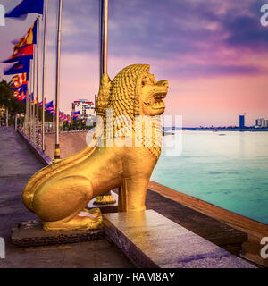 Phnom Penh riverside au lever du soleil. Cambodge Banque D'Images