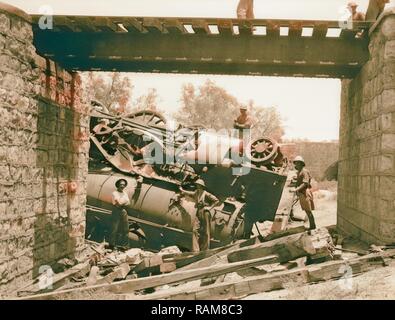 Les perturbations de la Palestine 1936 locomotive chaviré comme vu par pont de chemin de fer. Une locomotive renversée, près de repensé Banque D'Images