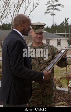 Ancien colonel du Corps des Marines des États-Unis Grover C. Lewis, à gauche, reçoit un cadeau de Colonel David P. Grant, commandant du Marine Corps Combat Service Support des écoles, lors d'une célébration du Mois de l'histoire afro-américaine tenue à bord Camp Johnson, N.C., le 15 février 2017. Les Marines américains et les civils se sont réunis sur un site historique Point Montford pour célébrer le Mois de l'histoire afro-américaine. Banque D'Images