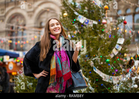 Belle jeune femme élégante en manteau de vison sur fond de winter street Banque D'Images