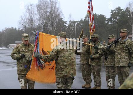 Lettonie - CAMP ADAZI, Sgt Commande. Le Major Raymond Butler, sergent-major de commandement, 1er Bataillon, 68e régiment de blindés, 3e Brigade blindée, la 4e Division d'infanterie, et le lieutenant-colonel Stephen Capehart, commandant, 1-68 AR, uncase les couleurs de l'unité au cours d'une cérémonie de bienvenue au Camp Adazi, la Lettonie, le 17 février 2017. Les soldats de 1-68 AR remplacé les parachutistes du 2e bataillon du 503e Régiment d'infanterie, 173e Brigade aéroportée, à l'appui de l'opération Atlantic résoudre. Résoudre l'Atlantique est un effort dirigé par les États-Unis en Europe de l'Est qui démontre l'engagement des États-Unis à la sécurité collective de l'OTAN et dévouement à l'e Banque D'Images