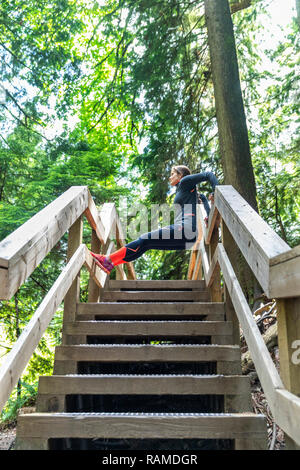 poussez sur les marches le long de la piste, chaque endroit est une occasion de s'entraîner. Banque D'Images