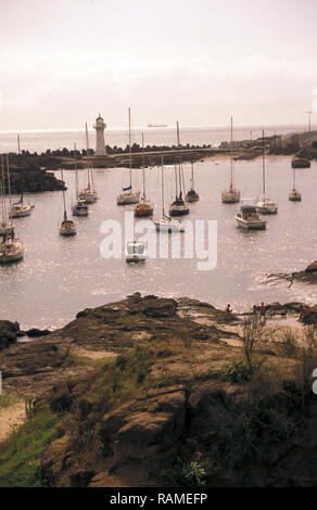 Bateaux amarrés DANS LE PORT DE WOLLONGONG BREAKWATER MONTRANT ET VIEUX PHARE, NEW SOUTH WALES, AUSTRALIE Banque D'Images