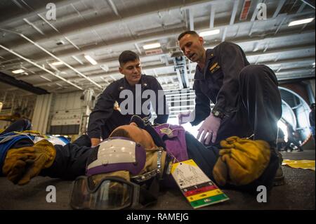 Océan Pacifique (fév. 18, 2017) 3ème classe Corpsman Hôpital McBee Zachary reçoit la formation du lieutenant Michael Feroli dans le cadre de la causalité des forages dans la zone du porte-avions USS Theodore Roosevelt (CVN 71). Theodore Roosevelt est en ce moment au large de la côte de la Californie du Sud la conduite des opérations d'entraînement de routine. Banque D'Images