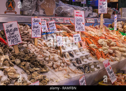 Des fruits de mer sur l'affichage pour la vente au marché de Pike Place à Seattle, Washington, United States. Banque D'Images