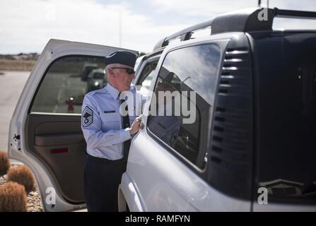 Le sergent-chef en chef. Tom Kimball arrive sur le site de sa retraite 17 févr. 2017 à Buckley Air Force Base, Co. Kimball a servi plus de 24 ans dans l'Armée de l'air. Banque D'Images