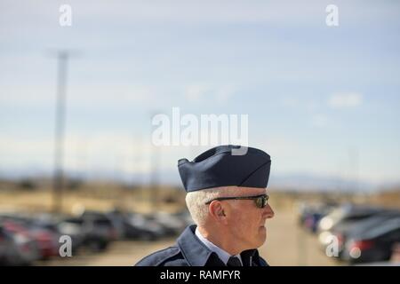 Le sergent-chef en chef. Tom Kimball arrive sur le site de sa retraite 17 févr. 2017 à Buckley Air Force Base, Co. Kimball a servi plus de 24 ans dans l'Armée de l'air. Banque D'Images