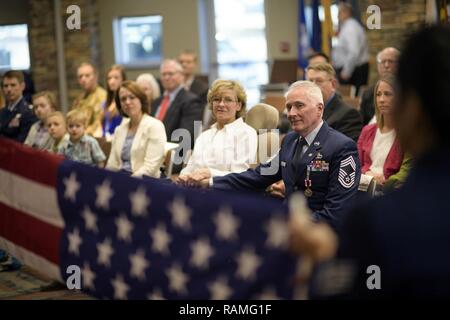 Le drapeau de la retraite est rabattu pour Master Chef Sgt. Tom Kimball 17 février 2017 à Buckley Air Force Base, Co. Le pliage du drapeau officiel, est une tradition de l'Armée de l'air. Banque D'Images