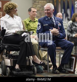 Le sergent-chef en chef. Tom Kimball partage un moment de joie, de tristesse et de fierté avec son épouse, Tracey, secondes après avoir reçu son drapeau de la retraite, le 17 février 2017 à Buckley Air Force Base, Co. Kimball a servi plus de 24 ans dans l'Armée de l'air. Banque D'Images