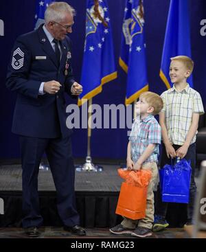 Le sergent-chef en chef. Tom Kimball présente son petit-fils est présente au cours de sa retraite, le 17 février 2017 à Buckley Air Force Base, Co. Kimball a servi plus de 24 ans dans l'Armée de l'air. Banque D'Images