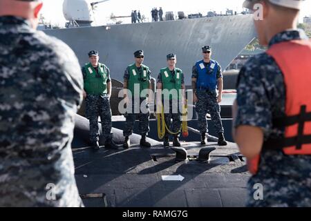 (16 février 2017) membres de l'USS Texas (SSN 775) Ligne poignée qui rentrent au port après des opérations de routine en mer le 16 février 2017. Banque D'Images