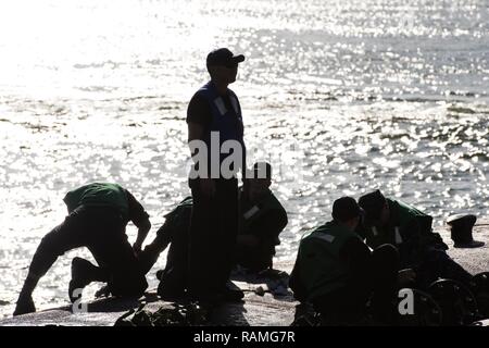 (16 février 2017) membres de l'USS Texas (SSN 775) Ligne poignée qui rentrent au port après des opérations de routine en mer le 16 février 2017. Banque D'Images