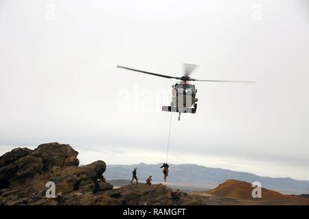 FALLON, Nevada (fév. 10, 2017) marins affectés à l'équipe de recherche et sauvetage à bord de la base aéronavale de Fallon conduite côté falaise sauvetage d'exercices d'entraînement avec un MH-60S Sea Hawk. Banque D'Images