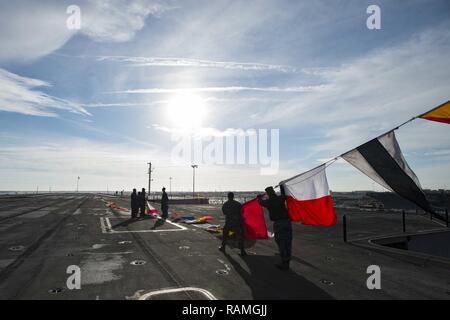 ORFOLK, Virginie (fév. 21, 2017) marins take down drapeaux nautiques sur le pont du porte-avions USS Dwight D. Eisenhower (CVN 69) (Ike) à la suite de la President's Day holiday. Ike est en ce moment pier côté pendant la phase de maintien en puissance de la flotte (Plan d'intervention optimisés OFRP). Banque D'Images