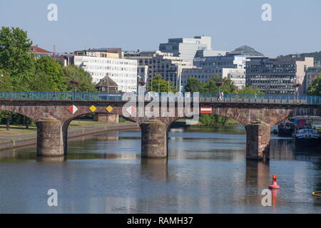 Vieux pont avec les bâtiments d'affaires moderne, Sarrebruck, Sarre, Allemagne, Europe, j'Alte Brücke mit Geschäftsgebäuden, Sarrebruck, Sarre Banque D'Images