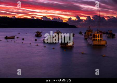 Ciel rouge à l'aube sur le port de Playa San Juan le 31 décembre 2018, Tenerife, Canaries, Espagne Banque D'Images