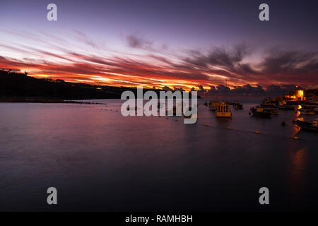 Ciel rouge à l'aube sur le port de Playa San Juan le 31 décembre 2018, Tenerife, Canaries, Espagne Banque D'Images