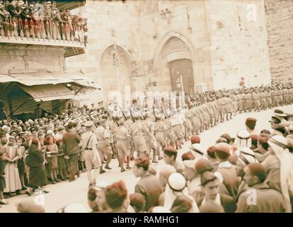 Recrues arabes sur le défilé à Jérusalem. Recrute en passant la porte de Jaffa où le commissaire de district a pris le salut. 1941 repensé Banque D'Images