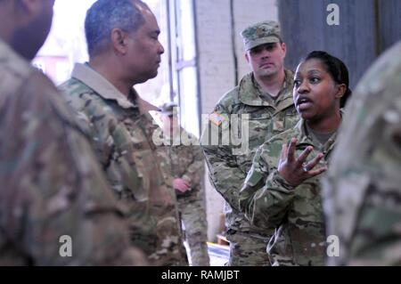 L'Adjudant-chef 2 Kyona Hendricks, officier responsable de l'activité d'alimentation du système pour le 64e Bataillon de soutien de la Brigade Blindée, 3e Brigade Combat Team, 4e Division d'infanterie, le général parle à F. Aundre Piggee, sous-chef d'état-major de l'armée, G-4 lors d'une tournée de l'ASS, 23 février 2017, à Skwierzyna, Pologne. Piggee et son équipe ont passé la journée à visiter avec des soldats des 64e et fait le tour du BSB SSA et rôle II centre médical afin de s'assurer qu'ils demeurent prêts à l'action. L'Iron Brigade est le premier roulement des brigades blindées en Europe dans le cadre de l'opération Atlantic résoudre. Ce r Banque D'Images