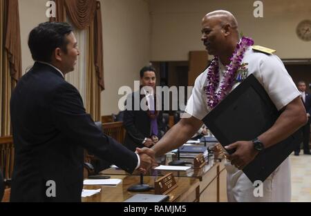 HONOLULU (fév. 22, 2017) Arrière Adm. John Fuller, commandant de la Marine, commandant de la région d'Hawaï et, Naval Surface Groupe, Moyenne Pacifique, serre la main du membre du Conseil Trevor Ozawa au cours d'une présentation de certificats d'honneur à Honolulu Hale à Honolulu. En 2014, les membres de l'armée et les collectivités locales se sont réunis au sein d'un effort de groupe pour commencer la restauration de Loko Pa'aiau, un ancien étang à Hawaï situé près de McGrew, Point d'une base commune Pearl. Harbor-Hickam Banque D'Images