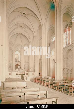 Eglise française et orphelinat de "Jésus de Nazareth" de l'adolescent. Basilique de l'intérieur de prises de gauche de l'allée centrale repensé Banque D'Images