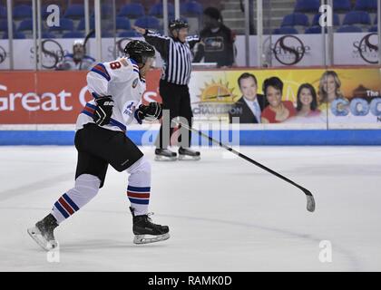 Les membres de la Charleston patriotes et de la Charleston Enforcers jouer au hockey pendant la 3ème partie de hockey de bienfaisance annuel Matuskovic au North Charleston Coliseum & Performing Arts Center, le 18 février 2017. Le jeu est joué à la mémoire de Joe, Matuskovic Charleston Comté, adjoint du shérif et d'autres membres du service et des secouristes tués dans l'exercice de leurs fonctions. Les membres de la Charleston patriotes sont de Joint Base Charleston tandis que les membres de la Charleston sont responsables de la Charleston County Sheriff's Office et du service d'incendie.Le Charleston Enforcers a gagné le match avec un score final de 1 Banque D'Images