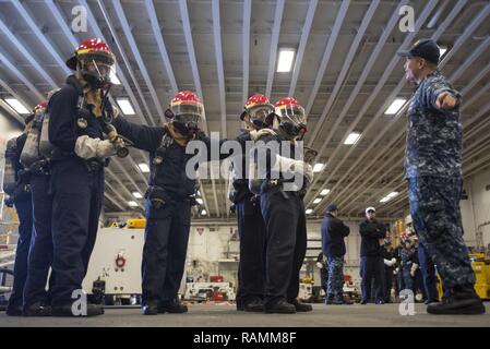 SASEBO, Japon (fév. 24, 2017) Ministère de l'Air combat marins une simulation d'incendie d'aéronefs dans la zone d'assaut amphibie USS Bonhomme Richard (DG 6). Bonhomme Richard, l'avant-déployé à Sasebo, au Japon, est au service de l'avant pour avoir une capacité d'intervention rapide en cas de catastrophe naturelle ou d'urgence régionaux. Banque D'Images