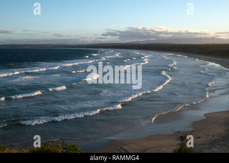 Une baie à l'extérieur sur Moruya Eurobodalla Coast en Nouvelle Galles du Sud, l'Australie Tout comme le soleil a commencé à définir Banque D'Images