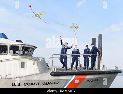 NEW YORK - L'équipage se relaient jetant une ligne d'attrape flottante de 47 pieds de la vie du moteur de bateau pendant une journée de formation tenue à la station de la Garde côtière canadienne Jones Beach le 8 février 2017. La zone de responsabilité s'étend de l'est d'entrée à Gilgo Rockaway Beach, y compris l'entrée et Jones associés retour-bay eaux du sud du comté de Nassau. Banque D'Images