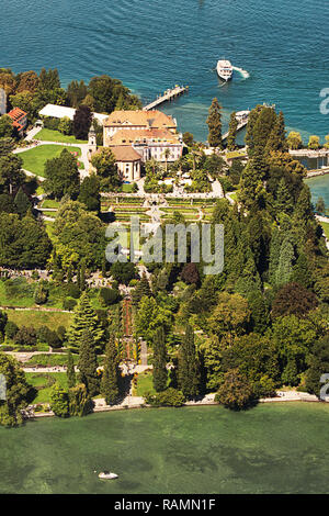 Vue aérienne de l'île de Mainau, avec ses célèbres jardins, le château et l'église. Photographie prise à partir d'un petit avion. Banque D'Images