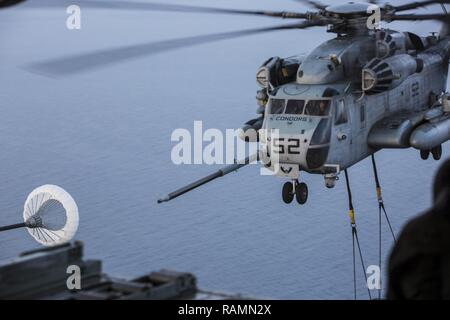 Les Marines américains affectés à l'Escadron d'hélicoptères lourds Marine mener une opération de formation aérienne faites le plein avec l'Escadron de transport de ravitaillement aérien maritime (VMGR) 234 Le 23 février 2017. VMGR-234 aidé HMH-464 dans la formation d'assurer l'interopérabilité. Banque D'Images