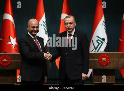 (190104) -- BEIJING, 4 janvier 2019 (Xinhua) -- le président turc, Recep Tayyip Erdogan (R) et son homologue iraquien Barham Salih se serrer la main au cours d'une conférence de presse conjointe au palais présidentiel à Ankara, Turquie, le 3 janvier 2019. La Turquie et l'Irak permettrait de renforcer leur coopération dans la lutte contre le terrorisme, le Président turc, Recep Tayyip Erdogan a déclaré jeudi. (Xinhua/Mustafa Kaya XINHUA) PHOTOS DE LA JOURNÉE Banque D'Images