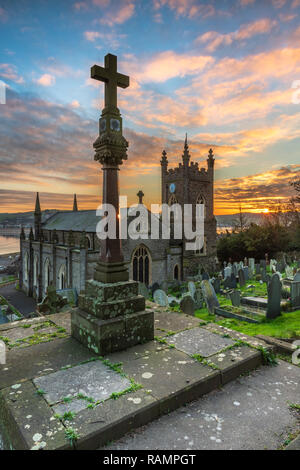 Appledore, Devon, UK. 4 janvier, 2019. UK - Vendredi 4 janvier 2019. Après une nuit froide dans le Nord du Devon, à l'aube le soleil se reflète sur une croix dans le cimetière de St Mary's. L'église paroissiale se trouve au-dessus du quai donnant sur la rivière Torridge dans le village d'Appledore. Credit : Terry Mathews/Alamy Live News Banque D'Images