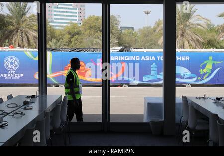 (190104) -- ABU DHABI, le 4 janvier 2019 (Xinhua) -- Photo prise le 4 janvier 2019 montre les affiches de Zayed Sports City Stadium qui tiendra l'ouverture et la finale de Coupe d'Asie de l'AFC 2019 à Abu Dhabi, Emirats arabes unis (EAU). (Xinhua/Li Gang) Banque D'Images