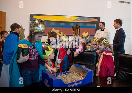 Dresde, Allemagne. 08Th Jan, 2019. Sternsinger sont debout dans le bureau de Michael Kretschmer (CDU, r), le premier ministre de Saxe, au cours d'une visite à la Chancellerie d'état de Saxe. Les 120 filles et garçons du diocèse Dresden-Meißen apporter la bénédiction de Dieu au peuple dans les premiers jours de l'année et recueillir des dons pour les enfants dans le besoin. Credit : Monika Skolimowska/dpa-Zentralbild/dpa/Alamy Live News Banque D'Images