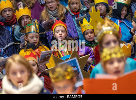 Dresde, Allemagne. 08Th Jan, 2019. Star singers tenir un service de prière dans la chancellerie d'État. Les 120 filles et garçons du diocèse Dresden-Meißen apporter la bénédiction de Dieu au peuple dans les premiers jours de l'année et recueillir des dons pour les enfants dans le besoin. Credit : Monika Skolimowska/dpa-Zentralbild/ZB/dpa/Alamy Live News Banque D'Images