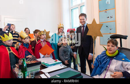 Dresde, Allemagne. 08Th Jan, 2019. Sternsinger sont debout dans le bureau de Michael Kretschmer (CDU, 2e à partir de la droite), premier ministre de Saxe, la visite de la chancellerie d'État. Les 120 filles et garçons du diocèse Dresden-Meißen apporter la bénédiction de Dieu au peuple dans les premiers jours de l'année et recueillir des dons pour les enfants dans le besoin. Credit : Monika Skolimowska/dpa-Zentralbild/dpa/Alamy Live News Banque D'Images