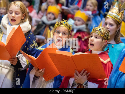 Dresde, Allemagne. 08Th Jan, 2019. Star singers tenir un service de prière dans la chancellerie d'État. Les 120 filles et garçons du diocèse Dresden-Meißen apporter la bénédiction de Dieu au peuple dans les premiers jours de l'année et recueillir des dons pour les enfants dans le besoin. Credit : Monika Skolimowska/dpa-Zentralbild/ZB/dpa/Alamy Live News Banque D'Images