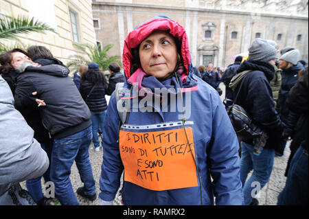 Foto LaPresse - Guglielmo Mangiapane 04/01/19 ITA Palerme Cronaca della decisione Manifestazione un soutien del sindaco di Palerme Leoluca Orlando di il sospendere decreto sicurezza. Nella foto : un momento della manifestazione Photo LaPresse - Guglielmo Mangiapane 04/01/19 ITA Palerme News manifestation en faveur de la décision du maire de Palerme Leoluca Orlando de suspendre le "decreto sicurezza". Dans l'image : les personnes qui font preuve d' Banque D'Images